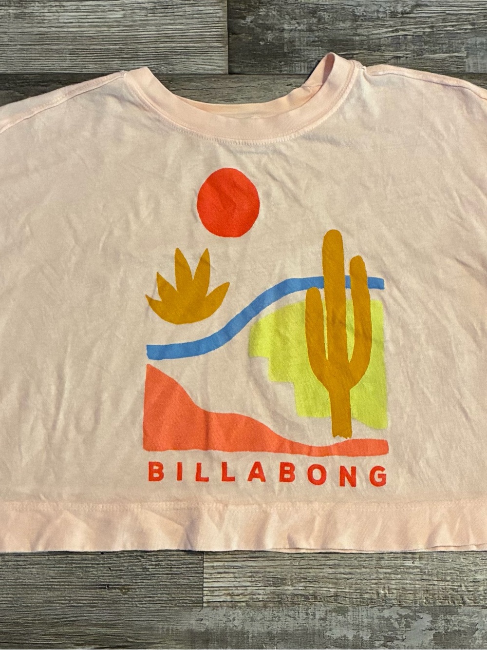 Billabong peach Tee with Colorful Desert Graphic size small nwt